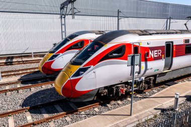 DONCASTER, İngiltere - Nisan, 4 2023. Doncaster 'daki bakım deposunda LNER üniforması içinde yeni Hitachi Azuma AT300 şehirlerarası yolcu trenlerinin hava görüntüsü.