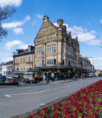 HARROGATE, İngiltere - 3 Nisan 2023. Harrogate, North Yorkshire 'daki Betty' nin Kafe ve Çay Odaları 'nın dış mimarisi. Bu popüler turizm beldesinde bahar çiçekleri sergileniyor.