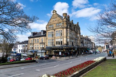 HARROGATE, İngiltere - 3 Nisan 2023. Harrogate, North Yorkshire 'daki Betty' nin Kafe ve Çay Odaları 'nın dış mimarisi. Bu popüler turizm beldesinde bahar çiçekleri sergileniyor.