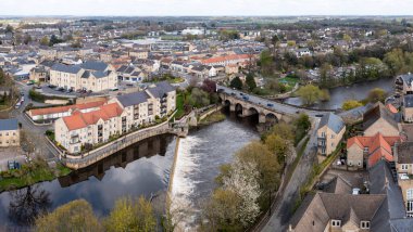 Batı Yorkshire kasabası Wetherby 'nin havadan çekilmiş bir manzarası. Yol köprüsü ve Wharfe nehrinin üzerinde Weir var.