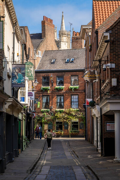 ГЕЙН-ЛАЙН, ЙОРК, Великобритания - 17 апреля 2023 года. Внешний вид старинных зданий на Виноградной аллее в Суиннегате в центре Йорка