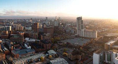 Leeds, İngiltere - 20 Nisan 2023. Leeds şehrinin gökdeleninin havadan panoramik görüntüsü. Bridgewater Place gökdeleniyle güneş doğarken yıkanmış.