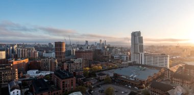 Leeds, İngiltere - 20 Nisan 2023. Leeds şehrinin gökdeleninin havadan panoramik görüntüsü. Bridgewater Place gökdeleniyle güneş doğarken yıkanmış.
