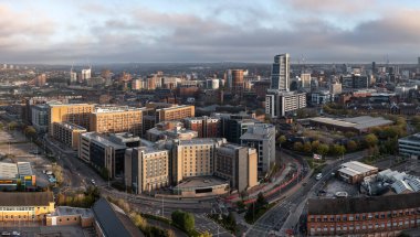 Bridgewater Place gökdeleniyle Leeds şehir manzarasının hava panoramik bir görüntüsü ve Holbeck güneş doğarken sabahın erken saatlerinde yıkandı.