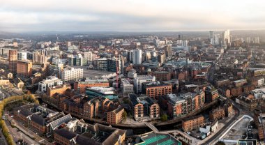 Leeds 'ten Liverpool Kanalı' na kadar uzanan lüks deniz manzaralı dairelerin hava manzarası gün doğumunda Leeds şehrinde gökyüzü.