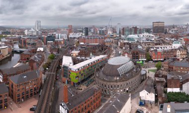 Leeds, İngiltere - 2 Mayıs 2023. Leeds tren istasyonuna giden Leeds tren yolu ve Leeds Corn Exchange ile Brewery Wharf 'taki Leeds şehir siluetinin havadan panoramik görüntüsü.
