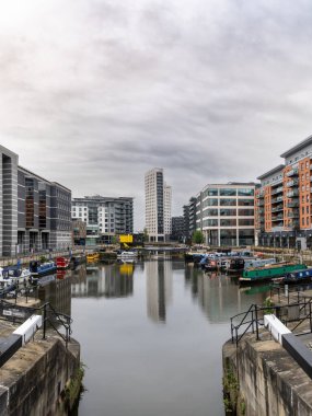 Leeds Dock, Leeds, İngiltere 2 Mayıs 2023. Leeds Rıhtımı manzarası, eski adıyla Clarence Rıhtımı modern mimarisi ve nehir kenarındaki özel apartman blokları River Aire 'e yansıyor.