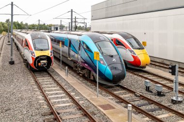 DONCASTER, İngiltere - 13 Mayıs 2023. Doncaster 'daki Hitachi Bakım Deposu' ndaki Trans Pennine Ekspresi 'ndeki yüksek hızlı yolcu trenlerinin ve LNER Ahırının hava görüntüsü.