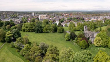 Harrogate kasabasının havadan çekilmiş bir manzarası Başıboş Halk Parkı ve yerel kilise