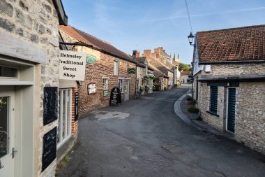 HELMSLEY, İngiltere - 29 Mayıs 2023. Kuzey Yorkshire 'ın popüler turizm kasabası Helmsley' de küçük bağımsız dükkanlar