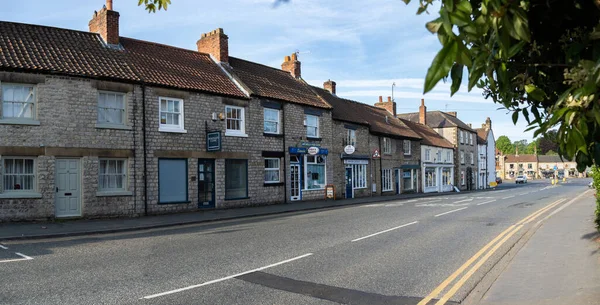 HELMSLEY, İngiltere - 29 Mayıs 2023. Kuzey Yorkshire 'ın popüler turizm kasabası Helmsley' deki küçük bağımsız dükkanların manzara manzarası