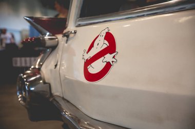 HARROGATE, İngiltere - 3 Haziran 2023. Ghostbusters Ecto-1 arabasının gerçekçi bir kopyası ve UK Comic Con 'da kostüm gösterimi.