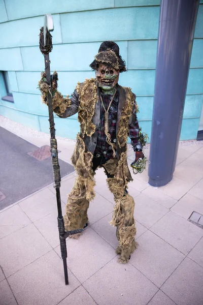 Muž Cosplayer Oblečený Jako Strašidelný Strašák Nebo Tvor Chůdách Sythe — Stock fotografie