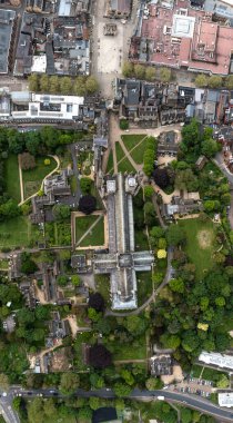 Peterborough Katedrali 'nin antik mimarisinin tam üstünde ve şehir merkezindeki gökdelenlerin etrafını çevreleyen bir manzara.
