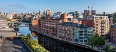 ROBERT 'İN Rıhtımı, LEEDS, UK - 2 Mayıs 2023. Modern mimarisi ve Robert 's Wharf' taki özel nehir kenarındaki depo tarzı apartman bloklarıyla Leeds şehir merkezinin panoramik görüntüsü.