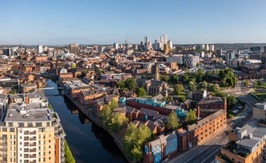 BREWERY WHARF, LEEDS, UK - 3 Mayıs 2023. Modern mimarisi ve Brewery Wharf bölgesindeki özel nehir kenarındaki apartman bloklarıyla Leeds şehrinin gökyüzünün panoramik görüntüsü.