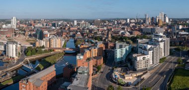 Leeds Dock, Leeds, İngiltere - 3 Mayıs 2023. Leeds şehir manzarasının modern mimarisi ve Leeds Rıhtımı 'ndaki özel nehir kenarındaki apartman blokları ile hava panoramik görüntüsü.