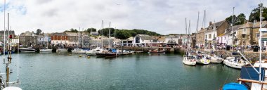 PADSTOW, CORNWALL, İngiltere - 25 Haziran 2023. Manzaralı bir liman manzarası ve Cornwall 'daki popüler turizm beldesi Padstow' un kenti.