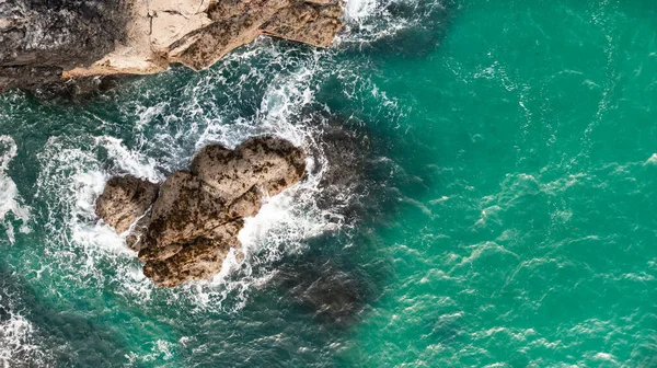 에메랄드 해안의 견고한 환경에서 바위에 부서지는 — 스톡 사진