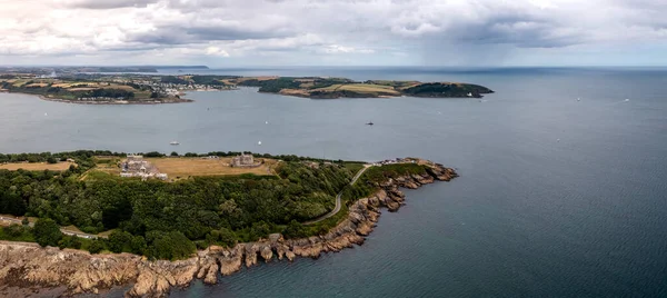 PENDENNIS Şatosu, FALMOUTH, CORNWALL, UK - 5 Temmuz 2023. Falmouth, Cornwall 'daki Pendennis Kalesi' nin stratejik burnundaki havadan manzarası.