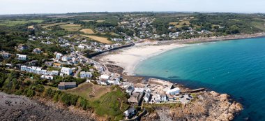 Cornwall 'daki Cornwall' da kayalık sahil şeridi ve beyaz kumlu kumlu Cornish balıkçı köyünün havadan manzarası.