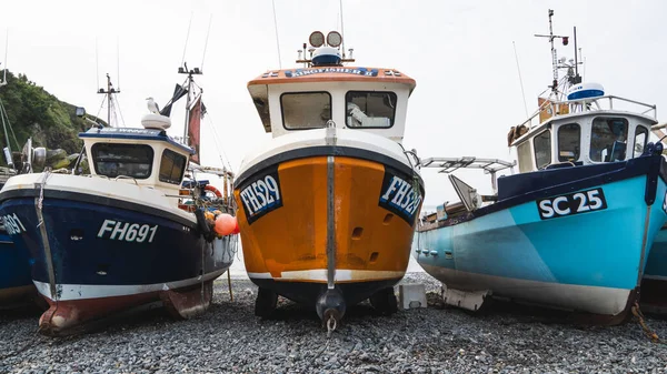 CADGwith, CORNWALL, UK - 1 Temmuz 2023. Geleneksel Cornish balıkçı tekneleri sudan çıktı ve Cornwall 'daki popüler turizm merkezi Cadgwith' in çakıl taşı plajında