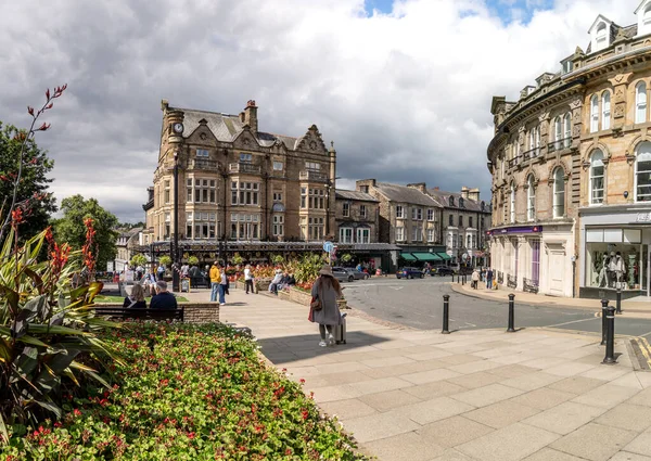 PROSPET Kare, Harrogate, İngiltere - 6 Ağustos 2023. Prospect Meydanı 'nın savaş anıtı ve Harrogate, Kuzey Yorkshire' daki Betty 's Cafe ve Çay Odaları' nın panoramik bir dış yüzeyi.