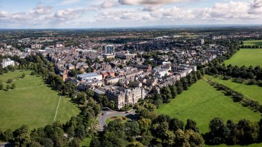 Kuzey Yorkshire 'daki Harrogate şehir merkezinin hava manzarası. Sokak Halk Parkı ve Viktorya dönemi mimarisi.