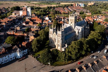 SELBY, Kuzey Yorkshire, İngiltere - 8 Ağustos 2023. Selby Abbey 'nin popüler Kuzey Yorkshire pazar kasabasındaki antik mimarisinin gökyüzü manzarası