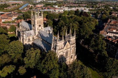 SELBY, Kuzey Yorkshire, İngiltere - 8 Ağustos 2023. Selby Abbey 'nin popüler Kuzey Yorkshire pazar kasabasındaki antik mimarisinin gökyüzü manzarası