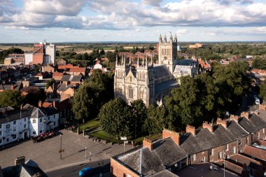 SELBY, Kuzey Yorkshire, İngiltere - 8 Ağustos 2023. Selby Abbey 'nin popüler Kuzey Yorkshire pazar kasabasındaki antik mimarisinin gökyüzü manzarası
