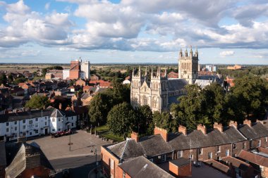 SELBY, Kuzey Yorkshire, İngiltere - 8 Ağustos 2023. Selby Abbey 'nin popüler Kuzey Yorkshire pazar kasabasındaki antik mimarisinin gökyüzü manzarası