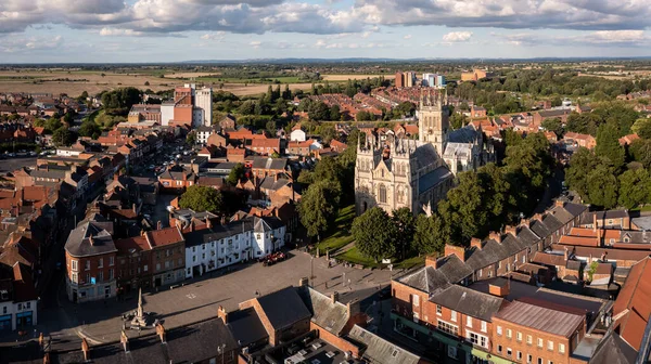 SELBY, Kuzey Yorkshire, İngiltere - 8 Ağustos 2023. Selby Abbey 'nin popüler Kuzey Yorkshire pazar kasabasındaki antik mimarisinin gökyüzü manzarası