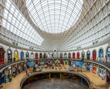 Corn Exchange, Leeds, İngiltere - 14 Ağustos 2023. Tarihi Leeds Corn Exchange 'in iç kesimine yüksek açılı bir bakış. Burası küçük bağımsız perakende şirketleri için bir pazar yeri.