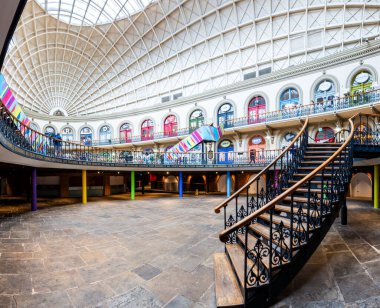 Corn Exchange, Leeds, İngiltere - 14 Ağustos 2023. Tarihi Leeds Mısır Borsası 'nın alt kat ve merdivenlerinin renkli bir mimarisi.