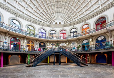 Corn Exchange, Leeds, İngiltere - 14 Ağustos 2023. Tarihi Leeds Corn Exchange 'in renkli bir mimarisi. Şu anda küçük bağımsız perakende şirketleri için bir pazar yeri.
