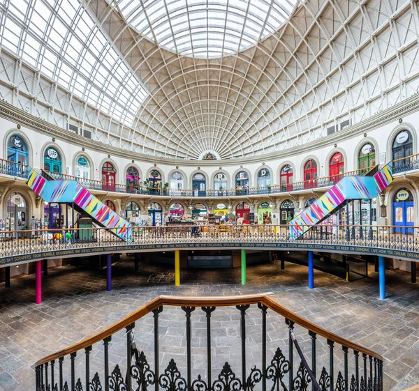 Corn Exchange, Leeds, İngiltere - 14 Ağustos 2023. Tarihi Leeds Corn Exchange 'in renkli bir mimarisi. Şu anda küçük bağımsız perakende şirketleri için bir pazar yeri.