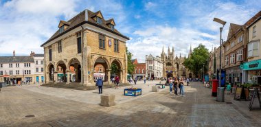 Katedral Meydanı, PETERBOROUGH, İngiltere - 9 Eylül 2022. Peterborough şehrinin gökdelenindeki Katedral Meydanı 'ndaki tarihi Guildhall binasının manzara manzarası