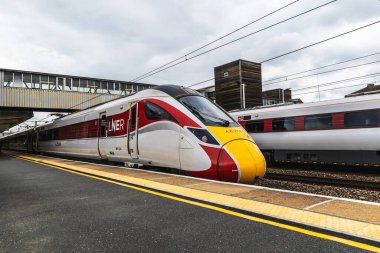 PETERBOROUGH, İngiltere - 18 Ağustos 2023. Yüksek hızda Hitachi Azuma AT300 Şehirlerarası Yolcu Treni, LNER Livery, Peterborough Tren İstasyonu 'ndan ayrılmaya hazır.
