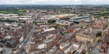 WAKEfield, İngiltere - 17 Ağustos 2023. Kasaba merkezindeki Wakefield şehir merkezinin panoramik bir görüntüsü. Belediye binası ve meclis binaları ön planda.
