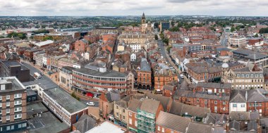 WAKEfield, İngiltere - 17 Ağustos 2023. İngiltere 'nin kuzeydoğusundaki bu şehrin merkezindeki Wakefield şehrinin panoramik bir görüntüsü.