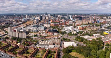 BIRMINGHAM, İngiltere - 21 AĞUSTOS 2023. Yeni HS2 rotası ve şantiyesi ile Birmingham şehir merkezinin havadan panoramik görüntüsü