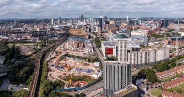 BIRMINGHAM, İngiltere - 21 AĞUSTOS 2023. Birmingham şehrinin hava panoramik manzarası. Yeni HS2 rotası ve Birmingham Üniversitesi kampüsünün önünden geçen inşaat alanı.