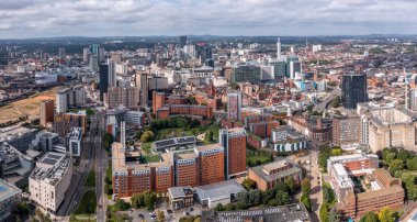BIRMINGHAM, İngiltere - 21 AĞUSTOS 2023. Birmingham şehrinin gökdelenleri ve modern binaları olan panoramik bir görüntüsü.