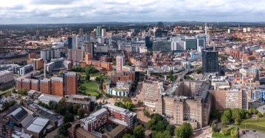 BIRMINGHAM, İngiltere - 21 AĞUSTOS 2023. Birmingham şehrinin hava panoramik manzarası. Eski ve modern binalar ve gökdelenlerle gökdelenler.