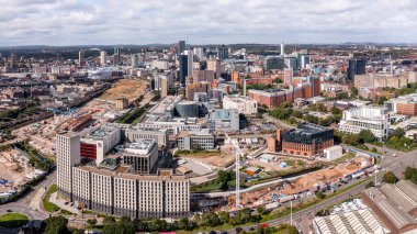 BIRMINGHAM, İngiltere - 21 AĞUSTOS 2023. Yeni HS2 rotası ve şantiyesi ile Birmingham şehir merkezinin havadan panoramik görüntüsü