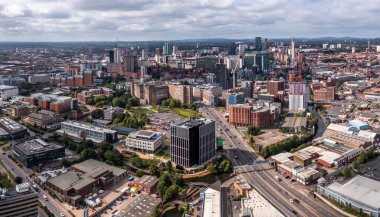 BIRMINGHAM, İngiltere - 21 AĞUSTOS 2023. Birmingham şehir merkezinin havadan panoramik görüntüsü şehir merkezine giden ana yola açılıyor.