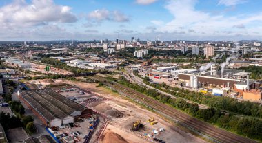 BIRMINGHAM, İngiltere - 21 AĞUSTOS 2023. Birmingham şehrinin hava panoramik görüntüsü. Yeni HS2 rotası ve inşaat sahası mevcut demiryolu hattının yanında çalışıyor.
