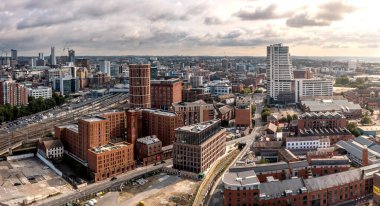 Leeds, İngiltere - 25 Ağustos 2023. Gün doğumunda Granary Wharf ve Bridgewater Place gökdeleniyle Leeds 'in gökdeleninin panoramik görüntüsü.