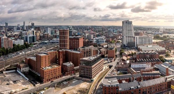 Leeds, İngiltere - 25 Ağustos 2023. Gün doğumunda Granary Wharf ve Bridgewater Place gökdeleniyle Leeds 'in gökdeleninin panoramik görüntüsü.